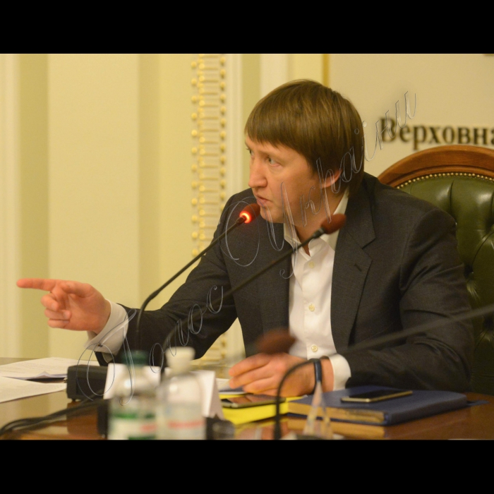 Засідання комітету з питань аграрної політики та земельних відносин, на якому, зокрема,
розглядався проект закону “Про захист прав власників паїв”.
Голова комітету Тарас Кутовий