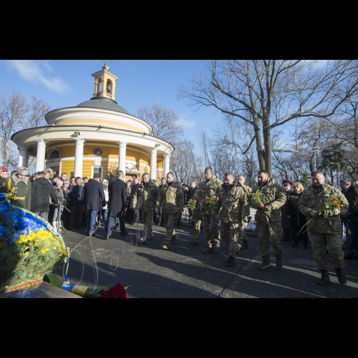 Голова ВР України Володимир Гройсман, Президент України Петро Порошенко, Прем’єр-міністр України Арсеній Яценюк, представники Кабінету міністрів, громадських організацій взяли участь у церемоні покладання квітів до Пам’ятногоХреста Героям Крут
