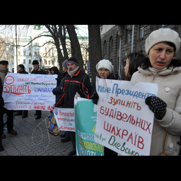 Біля АПУ розпочалась акція «Кличко як завжди нас не чує!» проти вирубки Биківнянського, Біличанського, Голосіївського лісів і сотні незаконних забудов у Києві. Організатор акції – Громадська рада організацій природоохоронного спрямування м. Києва і протестних груп.