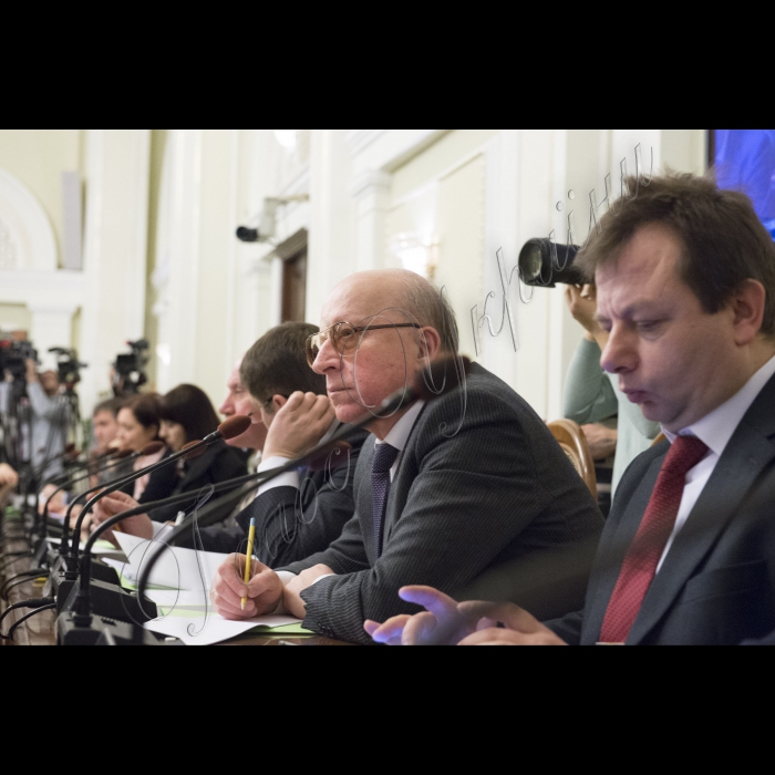 Засідання Погоджувальної Ради.
Заступник керівника Апарату – керівник головного юридичного управління ВР Михаайло Теплюк і в.о керівника Апарату ВР Володимир Слишинський;