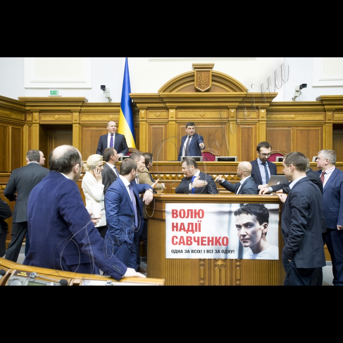 Представники фракції БПП (зокрема, на фото в центрі Світлана Заліщук, Мустафа Найєм, Сергій Лещенко) блокували парламентську трибуну з вимогами до Голови ВР Володимира Гройсмана розглянути випадок неперсонального голосування.