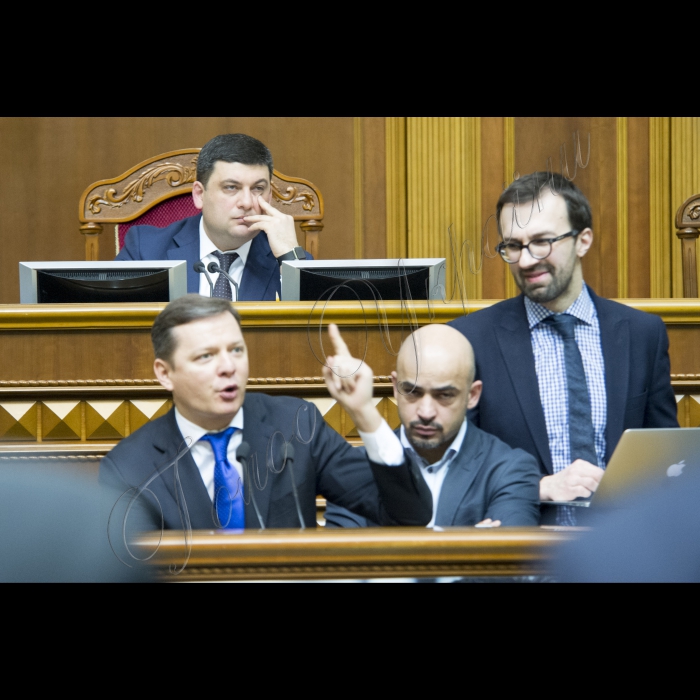 Представники фракції БПП (зокрема, на фото в центрі Світлана Заліщук, Мустафа Найєм, Сергій Лещенко) блокували парламентську трибуну з вимогами до Голови ВР Володимира Гройсмана розглянути випадок неперсонального голосування.