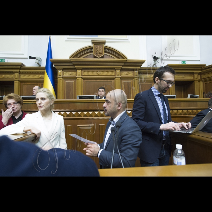 Представники фракції БПП (зокрема, на фото в центрі Світлана Заліщук, Мустафа Найєм, Сергій Лещенко) блокували парламентську трибуну з вимогами до Голови ВР Володимира Гройсмана розглянути випадок неперсонального голосування.