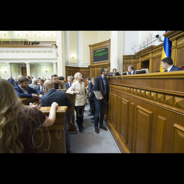 Представники фракції БПП (зокрема, на фото в центрі Світлана Заліщук, Мустафа Найєм, Сергій Лещенко) блокували парламентську трибуну з вимогами до Голови ВР Володимира Гройсмана розглянути випадок неперсонального голосування.