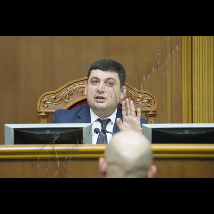 Представники фракції БПП (зокрема, на фото в центрі Світлана Заліщук, Мустафа Найєм, Сергій Лещенко) блокували парламентську трибуну з вимогами до Голови ВР Володимира Гройсмана розглянути випадок неперсонального голосування.