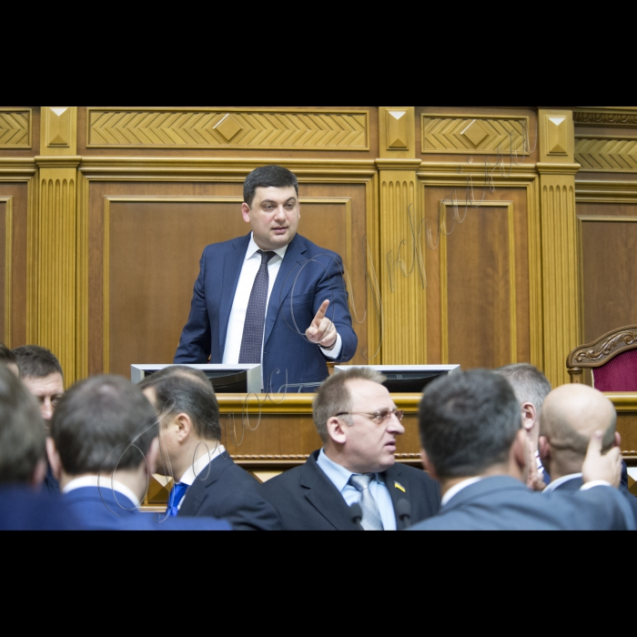 Представники фракції БПП (зокрема, на фото в центрі Світлана Заліщук, Мустафа Найєм, Сергій Лещенко) блокували парламентську трибуну з вимогами до Голови ВР Володимира Гройсмана розглянути випадок неперсонального голосування.
