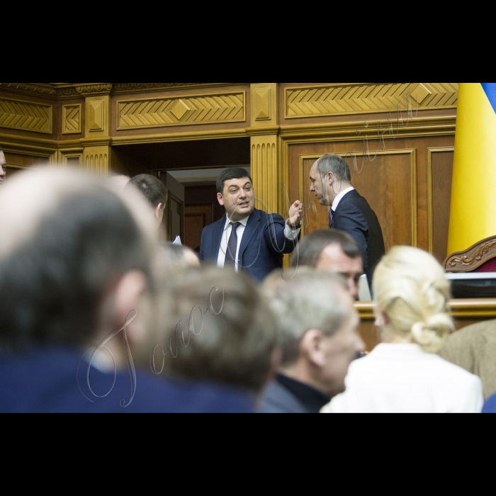 Представники фракції БПП (зокрема, на фото в центрі Світлана Заліщук, Мустафа Найєм, Сергій Лещенко) блокували парламентську трибуну з вимогами до Голови ВР Володимира Гройсмана розглянути випадок неперсонального голосування.