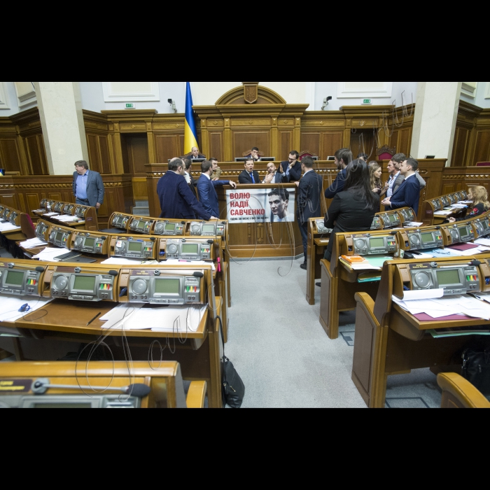 Представники фракції БПП (зокрема, на фото в центрі Світлана Заліщук, Мустафа Найєм, Сергій Лещенко) блокували парламентську трибуну з вимогами до Голови ВР Володимира Гройсмана розглянути випадок неперсонального голосування.