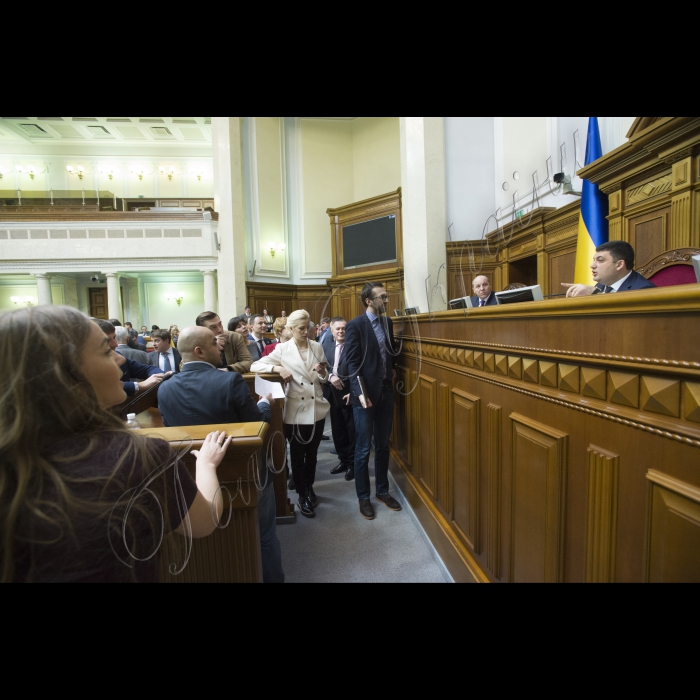 Представники фракції БПП (зокрема, на фото в центрі Світлана Заліщук, Мустафа Найєм, Сергій Лещенко) блокували парламентську трибуну з вимогами до Голови ВР Володимира Гройсмана розглянути випадок неперсонального голосування.