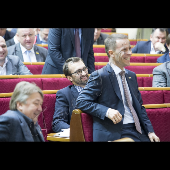 Представники фракції БПП (зокрема, на фото в центрі Світлана Заліщук, Мустафа Найєм, Сергій Лещенко) блокували парламентську трибуну з вимогами до Голови ВР Володимира Гройсмана розглянути випадок неперсонального голосування.
