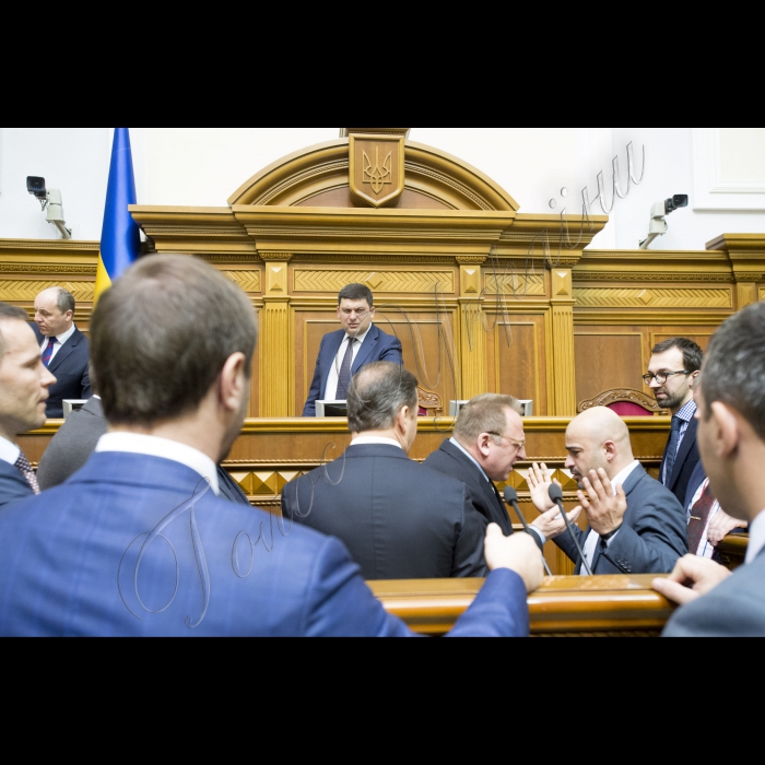 Представники фракції БПП (зокрема, на фото в центрі Світлана Заліщук, Мустафа Найєм, Сергій Лещенко) блокували парламентську трибуну з вимогами до Голови ВР Володимира Гройсмана розглянути випадок неперсонального голосування.