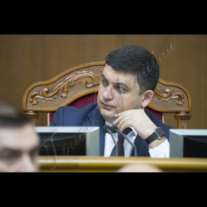 Представники фракції БПП (зокрема, на фото в центрі Світлана Заліщук, Мустафа Найєм, Сергій Лещенко) блокували парламентську трибуну з вимогами до Голови ВР Володимира Гройсмана розглянути випадок неперсонального голосування.