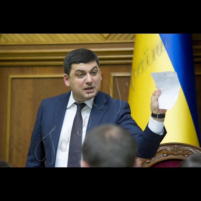 Представники фракції БПП (зокрема, на фото в центрі Світлана Заліщук, Мустафа Найєм, Сергій Лещенко) блокували парламентську трибуну з вимогами до Голови ВР Володимира Гройсмана розглянути випадок неперсонального голосування.