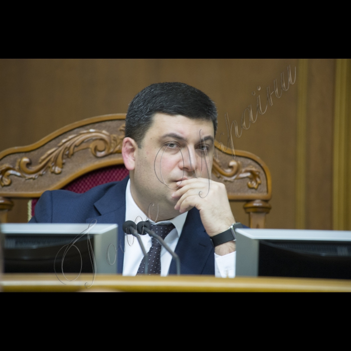 Представники фракції БПП (зокрема, на фото в центрі Світлана Заліщук, Мустафа Найєм, Сергій Лещенко) блокували парламентську трибуну з вимогами до Голови ВР Володимира Гройсмана розглянути випадок неперсонального голосування.