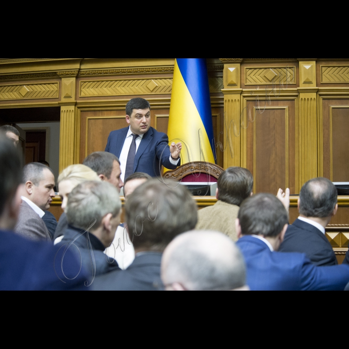 Представники фракції БПП (зокрема, на фото в центрі Світлана Заліщук, Мустафа Найєм, Сергій Лещенко) блокували парламентську трибуну з вимогами до Голови ВР Володимира Гройсмана розглянути випадок неперсонального голосування.