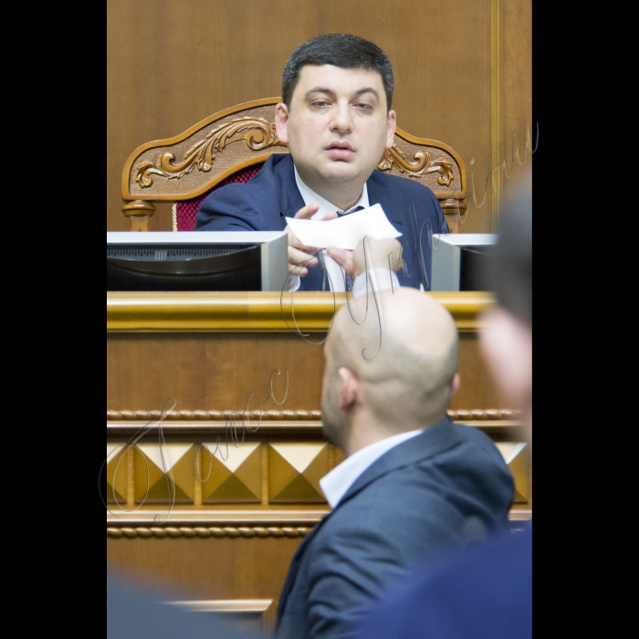 Представники фракції БПП (зокрема, на фото в центрі Світлана Заліщук, Мустафа Найєм, Сергій Лещенко) блокували парламентську трибуну з вимогами до Голови ВР Володимира Гройсмана розглянути випадок неперсонального голосування.
