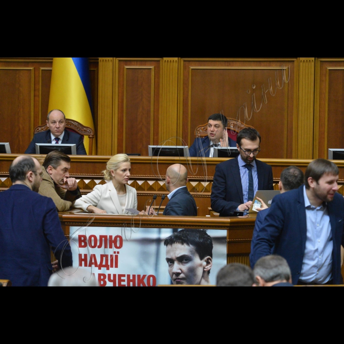 Пленарне засідання Верховної Ради України.
Блокування трибуни у зв,язку з фальсифікацією голосування-неперсональним голосуванням – в центрі Сергій Лещенко-БПП