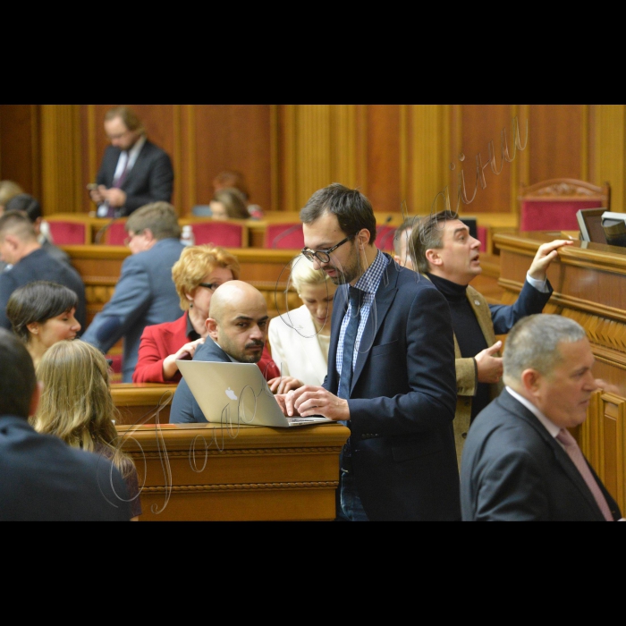 Пленарне засідання Верховної Ради України.
Блокування трибуни у зв,язку з фальсифікацією голосування-неперсональним голосуванням – в центрі Сергій Лещенко-БПП