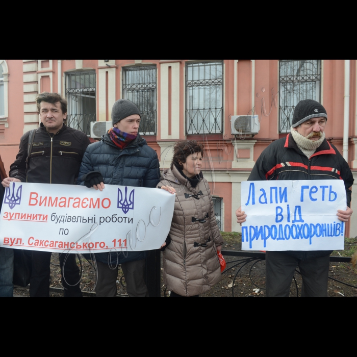 Місцеві жителі, будинок яких руйнують забудовники, принесли  до прокуратури Шевченківського району м. Києва (Київської місцевої прокуратури № 10) розкладачку і подушку. Девіз акції: «Прокурори! Врятуйте наш будинок від злобудовників!». Забудовники вже зруйнували пам’ятник історії та культури – будинок голови Української Центральної Ради Михайла Грушевського, який знаходився на вул. Саксаганського, 111. Забудовник Анатолій Войцеховський має намір побудувати на місці знесеного будинку Грушевського комерційну 25-поверхову висотку, піддавши руйнуванню сусідні будинки. Учасники акції вимагали накласти арешт на будівництво і скасувати незаконну приватизацію будинку Грушевського. 