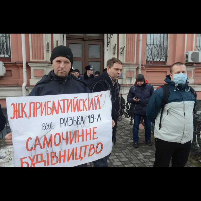 Місцеві жителі, будинок яких руйнують забудовники, принесли  до прокуратури Шевченківського району м. Києва (Київської місцевої прокуратури № 10) розкладачку і подушку. Девіз акції: «Прокурори! Врятуйте наш будинок від злобудовників!». Забудовники вже зруйнували пам’ятник історії та культури – будинок голови Української Центральної Ради Михайла Грушевського, який знаходився на вул. Саксаганського, 111. Забудовник Анатолій Войцеховський має намір побудувати на місці знесеного будинку Грушевського комерційну 25-поверхову висотку, піддавши руйнуванню сусідні будинки. Учасники акції вимагали накласти арешт на будівництво і скасувати незаконну приватизацію будинку Грушевського. 