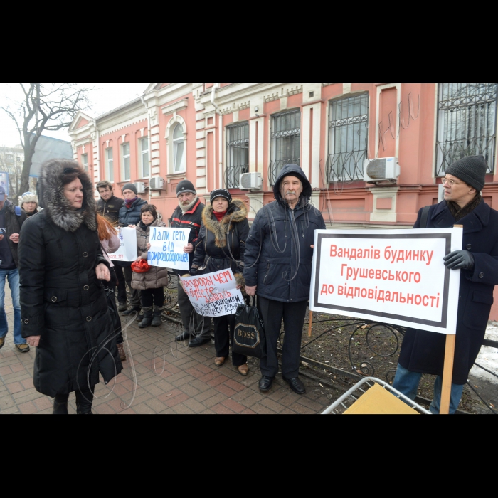 Місцеві жителі, будинок яких руйнують забудовники, принесли  до прокуратури Шевченківського району м. Києва (Київської місцевої прокуратури № 10) розкладачку і подушку. Девіз акції: «Прокурори! Врятуйте наш будинок від злобудовників!». Забудовники вже зруйнували пам’ятник історії та культури – будинок голови Української Центральної Ради Михайла Грушевського, який знаходився на вул. Саксаганського, 111. Забудовник Анатолій Войцеховський має намір побудувати на місці знесеного будинку Грушевського комерційну 25-поверхову висотку, піддавши руйнуванню сусідні будинки. Учасники акції вимагали накласти арешт на будівництво і скасувати незаконну приватизацію будинку Грушевського. 