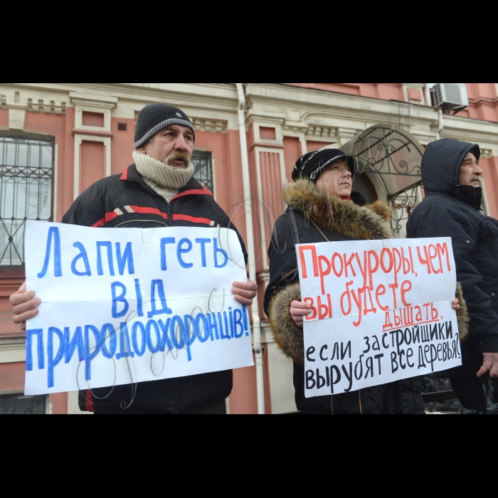 Місцеві жителі, будинок яких руйнують забудовники, принесли  до прокуратури Шевченківського району м. Києва (Київської місцевої прокуратури № 10) розкладачку і подушку. Девіз акції: «Прокурори! Врятуйте наш будинок від злобудовників!». Забудовники вже зруйнували пам’ятник історії та культури – будинок голови Української Центральної Ради Михайла Грушевського, який знаходився на вул. Саксаганського, 111. Забудовник Анатолій Войцеховський має намір побудувати на місці знесеного будинку Грушевського комерційну 25-поверхову висотку, піддавши руйнуванню сусідні будинки. Учасники акції вимагали накласти арешт на будівництво і скасувати незаконну приватизацію будинку Грушевського. 