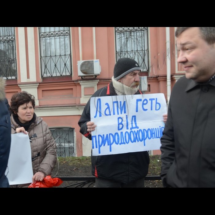 Місцеві жителі, будинок яких руйнують забудовники, принесли  до прокуратури Шевченківського району м. Києва (Київської місцевої прокуратури № 10) розкладачку і подушку. Девіз акції: «Прокурори! Врятуйте наш будинок від злобудовників!». Забудовники вже зруйнували пам’ятник історії та культури – будинок голови Української Центральної Ради Михайла Грушевського, який знаходився на вул. Саксаганського, 111. Забудовник Анатолій Войцеховський має намір побудувати на місці знесеного будинку Грушевського комерційну 25-поверхову висотку, піддавши руйнуванню сусідні будинки. Учасники акції вимагали накласти арешт на будівництво і скасувати незаконну приватизацію будинку Грушевського. 