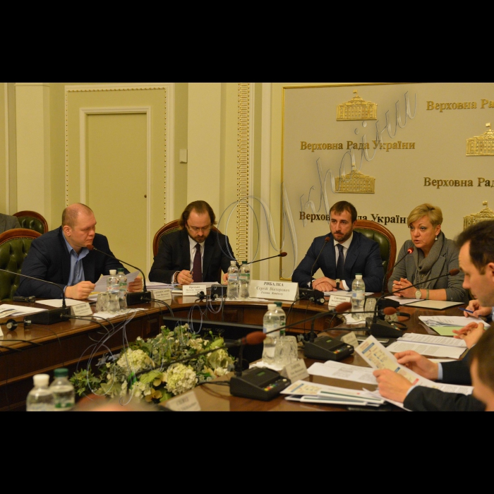 Засідання Комітету Верховної Ради України з питань фінансової політики і банківської діяльності за участю голови НБУ Валерії Гонтаревої.
Заступник голови Комітету Верховної Ради України з питань фінансової політики і банківської діяльності Денис Дзензерський, представник Мінфіну Артем Шевельов, Голова Комітету Верховної Ради України з питань фінансової політики і банківської діяльності Сергій Рибалка та голова НБУ Валерія Гонтарева 