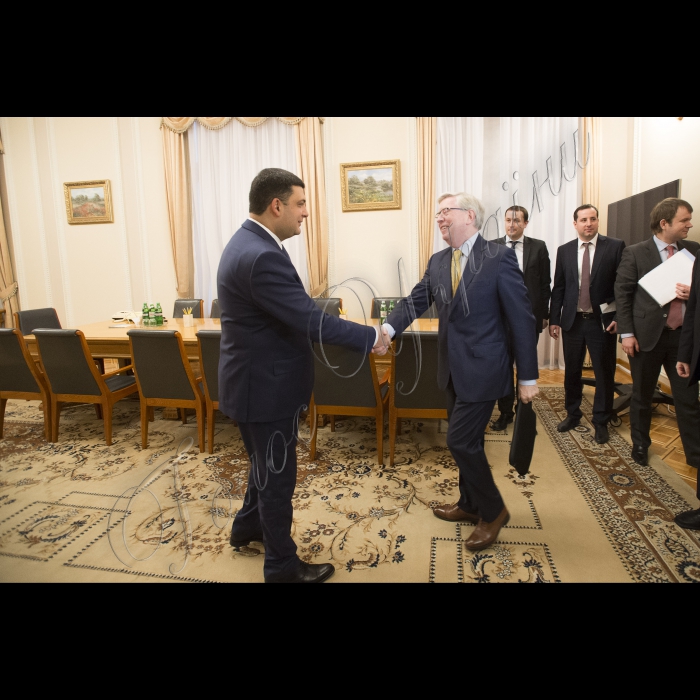 Зустріч Голови ВР України Володимира Гройсмана з Керівником Місії Європейського Парламенту з оцінки потреб Петом Коксом.
Підхід до преси.