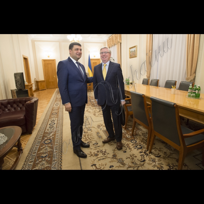 Зустріч Голови ВР України Володимира Гройсмана з Керівником Місії Європейського Парламенту з оцінки потреб Петом Коксом.
Підхід до преси.