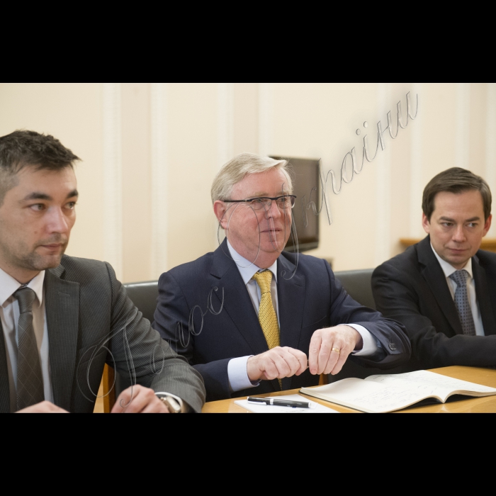 Зустріч Голови ВР України Володимира Гройсмана з Керівником Місії Європейського Парламенту з оцінки потреб Петом Коксом.
Підхід до преси.