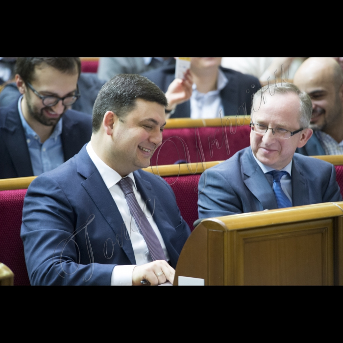 Голова Верховної Ради України Володимир Гройсман презентував програму модернізації парламенту (результати та плани на 2016 рік)
У заході брали участь: лідери фракцій, керівники комітетів, представники громадських організацій моніторингу парламентської діяльності, народні депутати України.
Володимир Гройссман і Ян Томбінськи