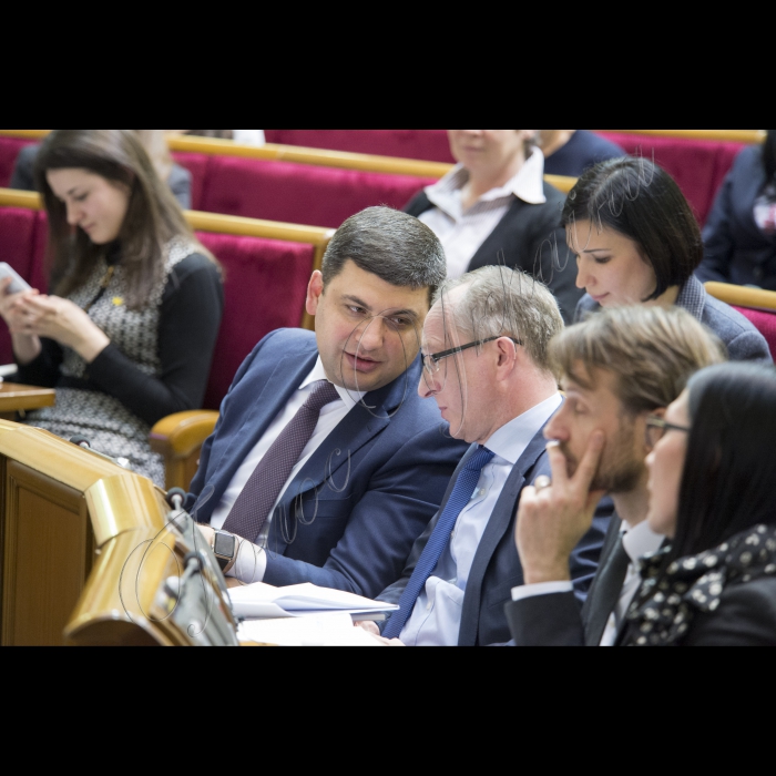 Голова Верховної Ради України Володимир Гройсман презентував програму модернізації парламенту (результати та плани на 2016 рік)
У заході брали участь: лідери фракцій, керівники комітетів, представники громадських організацій моніторингу парламентської діяльності, народні депутати України.
Володимир Гройссман і Ян Томбінськи