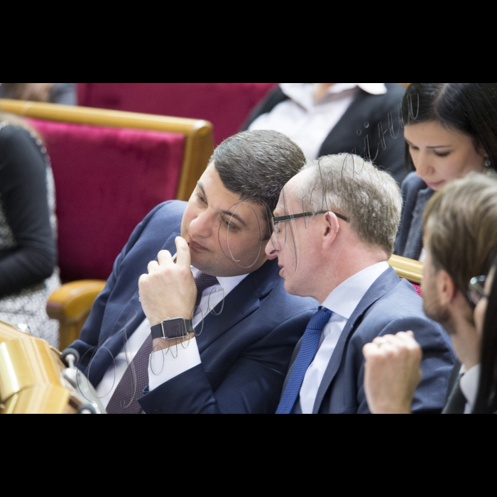 Голова Верховної Ради України Володимир Гройсман презентував програму модернізації парламенту (результати та плани на 2016 рік)
У заході брали участь: лідери фракцій, керівники комітетів, представники громадських організацій моніторингу парламентської діяльності, народні депутати України.
Володимир Гройссман і Ян Томбінськи