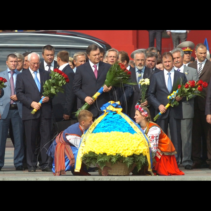 У День незалежності України Президент України Віктор Янукович вшанував пам'ять видатних українців. У Києві глава держави поклав квіти до пам'ятників Тарасові Шевченку та Михайлові Грушевському.
В урочистій церемонії також взяли участь Прем’єр-міністр Микола Азаров, голова Київської міської держадміністрації Олександр Попов, голова Київської обласної держадміністрації Анатолій Присяжнюк, урядовці, громадські та політичні діячі.

