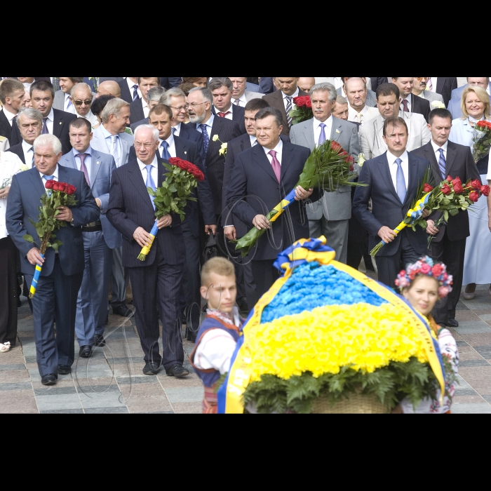 У День незалежності України Президент України Віктор Янукович вшанував пам'ять видатних українців. У Києві глава держави поклав квіти до пам'ятників Тарасові Шевченку та Михайлові Грушевському.
В урочистій церемонії також взяли участь Прем’єр-міністр Микола Азаров, голова Київської міської держадміністрації Олександр Попов, голова Київської обласної держадміністрації Анатолій Присяжнюк, урядовці, громадські та політичні діячі.
