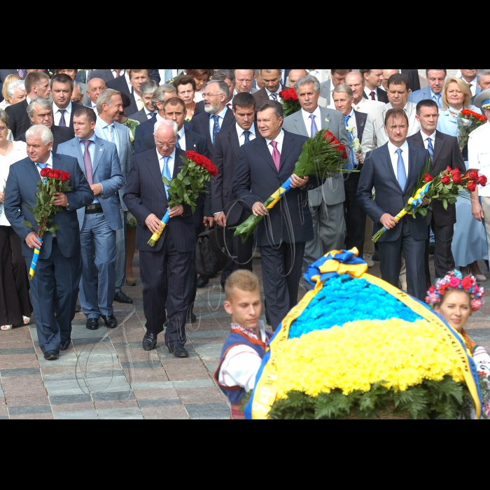 У День незалежності України Президент України Віктор Янукович вшанував пам'ять видатних українців. У Києві глава держави поклав квіти до пам'ятників Тарасові Шевченку та Михайлові Грушевському.
В урочистій церемонії також взяли участь Прем’єр-міністр Микола Азаров, голова Київської міської держадміністрації Олександр Попов, голова Київської обласної держадміністрації Анатолій Присяжнюк, урядовці, громадські та політичні діячі.
