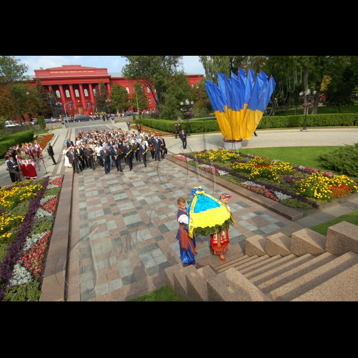 У День незалежності України Президент України Віктор Янукович вшанував пам'ять видатних українців. У Києві глава держави поклав квіти до пам'ятників Тарасові Шевченку та Михайлові Грушевському.
В урочистій церемонії також взяли участь Прем’єр-міністр Микола Азаров, голова Київської міської держадміністрації Олександр Попов, голова Київської обласної держадміністрації Анатолій Присяжнюк, урядовці, громадські та політичні діячі.
