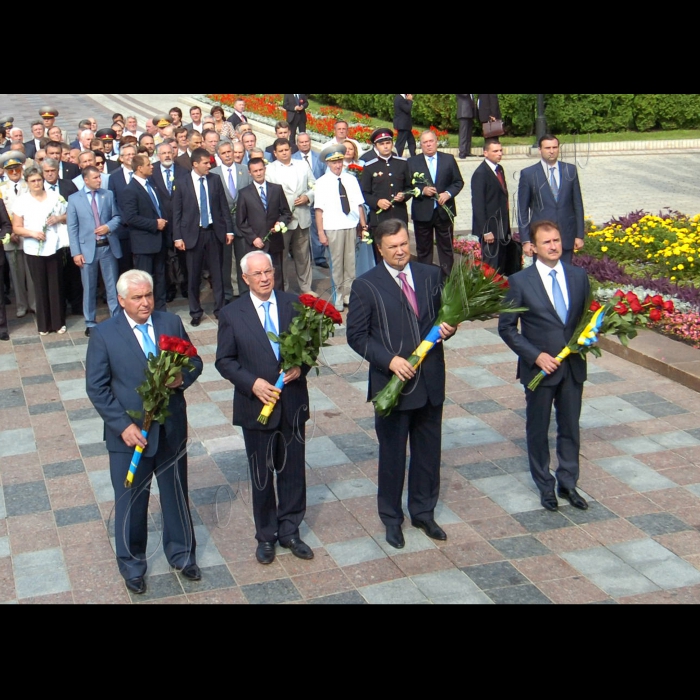 У День незалежності України Президент України Віктор Янукович вшанував пам'ять видатних українців. У Києві глава держави поклав квіти до пам'ятників Тарасові Шевченку та Михайлові Грушевському.
В урочистій церемонії також взяли участь Прем’єр-міністр Микола Азаров, голова Київської міської держадміністрації Олександр Попов, голова Київської обласної держадміністрації Анатолій Присяжнюк, урядовці, громадські та політичні діячі.
