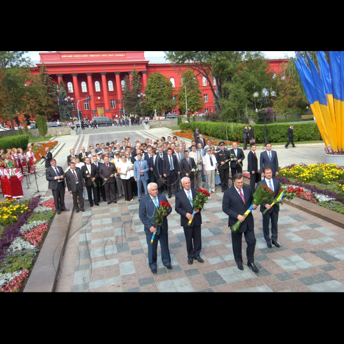 У День незалежності України Президент України Віктор Янукович вшанував пам'ять видатних українців. У Києві глава держави поклав квіти до пам'ятників Тарасові Шевченку та Михайлові Грушевському.
В урочистій церемонії також взяли участь Прем’єр-міністр Микола Азаров, голова Київської міської держадміністрації Олександр Попов, голова Київської обласної держадміністрації Анатолій Присяжнюк, урядовці, громадські та політичні діячі.
