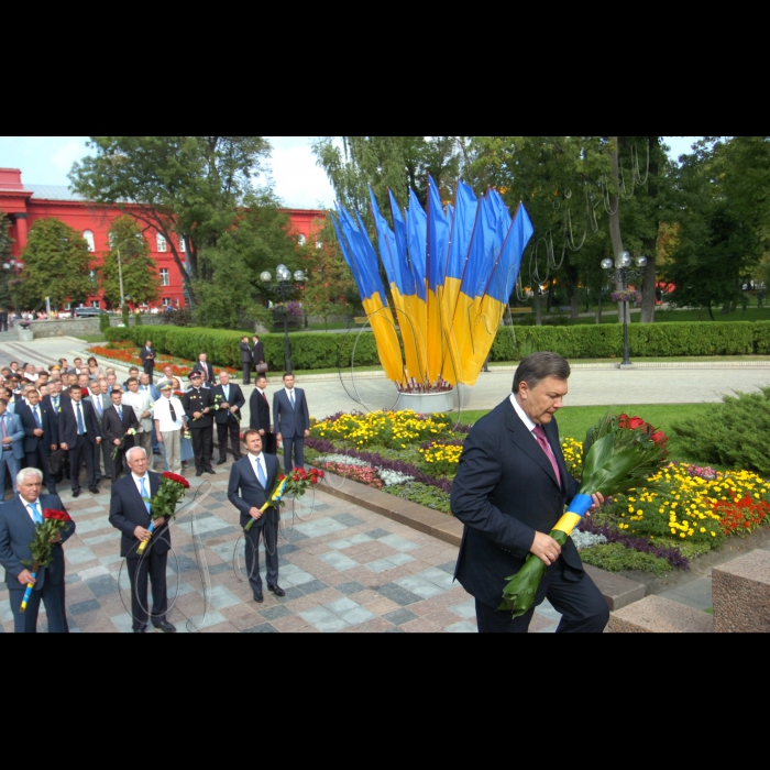 У День незалежності України Президент України Віктор Янукович вшанував пам'ять видатних українців. У Києві глава держави поклав квіти до пам'ятників Тарасові Шевченку та Михайлові Грушевському.
В урочистій церемонії також взяли участь Прем’єр-міністр Микола Азаров, голова Київської міської держадміністрації Олександр Попов, голова Київської обласної держадміністрації Анатолій Присяжнюк, урядовці, громадські та політичні діячі.
