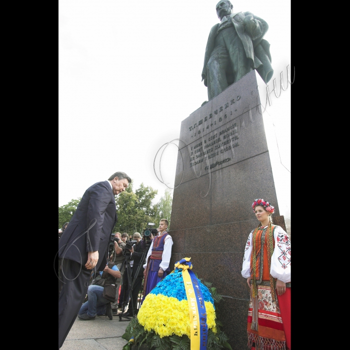 У День незалежності України Президент України Віктор Янукович вшанував пам'ять видатних українців. У Києві глава держави поклав квіти до пам'ятників Тарасові Шевченку та Михайлові Грушевському.
В урочистій церемонії також взяли участь Прем’єр-міністр Микола Азаров, голова Київської міської держадміністрації Олександр Попов, голова Київської обласної держадміністрації Анатолій Присяжнюк, урядовці, громадські та політичні діячі.
