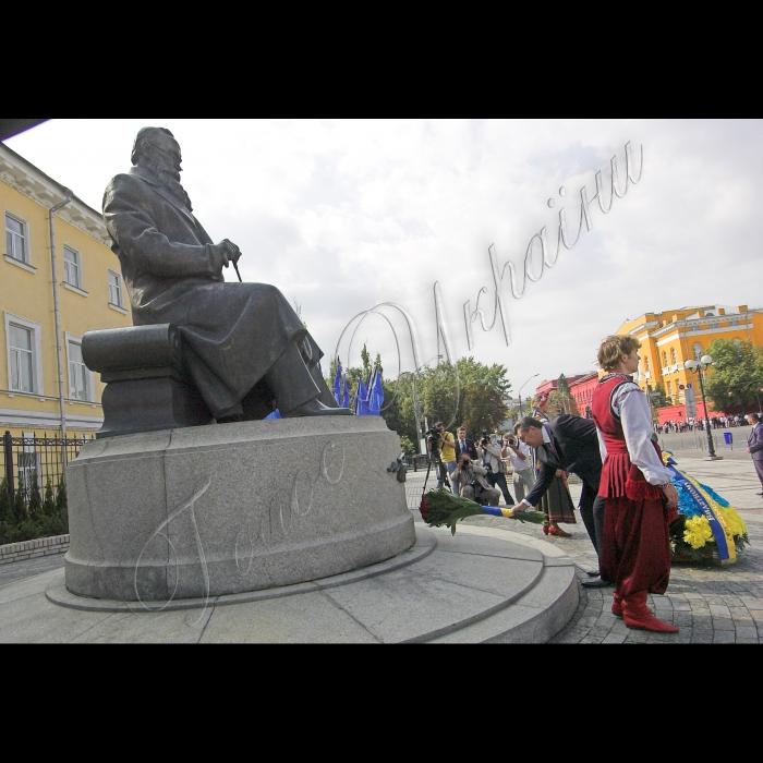 У День незалежності України Президент України Віктор Янукович вшанував пам'ять видатних українців. У Києві глава держави поклав квіти до пам'ятників Тарасові Шевченку та Михайлові Грушевському.
В урочистій церемонії також взяли участь Прем’єр-міністр Микола Азаров, голова Київської міської держадміністрації Олександр Попов, голова Київської обласної держадміністрації Анатолій Присяжнюк, урядовці, громадські та політичні діячі.
