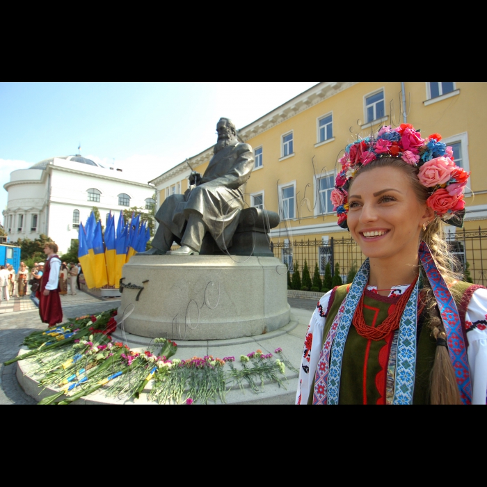 У День незалежності України Президент України Віктор Янукович вшанував пам'ять видатних українців. У Києві глава держави поклав квіти до пам'ятників Тарасові Шевченку та Михайлові Грушевському.
В урочистій церемонії також взяли участь Прем’єр-міністр Микола Азаров, голова Київської міської держадміністрації Олександр Попов, голова Київської обласної держадміністрації Анатолій Присяжнюк, урядовці, громадські та політичні діячі.
