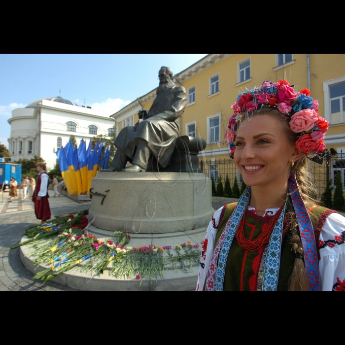 У День незалежності України Президент України Віктор Янукович вшанував пам'ять видатних українців. У Києві глава держави поклав квіти до пам'ятників Тарасові Шевченку та Михайлові Грушевському.
В урочистій церемонії також взяли участь Прем’єр-міністр Микола Азаров, голова Київської міської держадміністрації Олександр Попов, голова Київської обласної держадміністрації Анатолій Присяжнюк, урядовці, громадські та політичні діячі.

