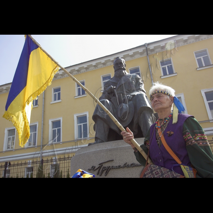 У День незалежності України Президент України Віктор Янукович вшанував пам'ять видатних українців. У Києві глава держави поклав квіти до пам'ятників Тарасові Шевченку та Михайлові Грушевському.
В урочистій церемонії також взяли участь Прем’єр-міністр Микола Азаров, голова Київської міської держадміністрації Олександр Попов, голова Київської обласної держадміністрації Анатолій Присяжнюк, урядовці, громадські та політичні діячі.
