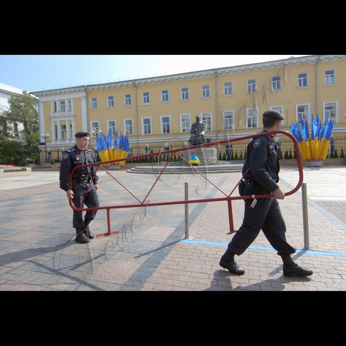 У День незалежності України Президент України Віктор Янукович вшанував пам'ять видатних українців. У Києві глава держави поклав квіти до пам'ятників Тарасові Шевченку та Михайлові Грушевському.
В урочистій церемонії також взяли участь Прем’єр-міністр Микола Азаров, голова Київської міської держадміністрації Олександр Попов, голова Київської обласної держадміністрації Анатолій Присяжнюк, урядовці, громадські та політичні діячі.
