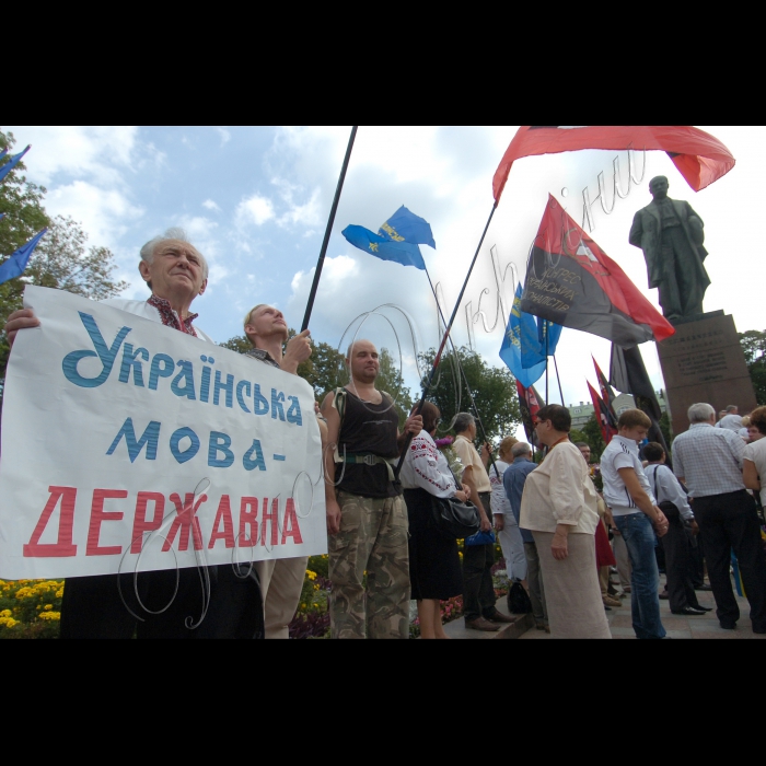 У День незалежності України Президент України Віктор Янукович вшанував пам'ять видатних українців. У Києві глава держави поклав квіти до пам'ятників Тарасові Шевченку та Михайлові Грушевському.
В урочистій церемонії також взяли участь Прем’єр-міністр Микола Азаров, голова Київської міської держадміністрації Олександр Попов, голова Київської обласної держадміністрації Анатолій Присяжнюк, урядовці, громадські та політичні діячі.
