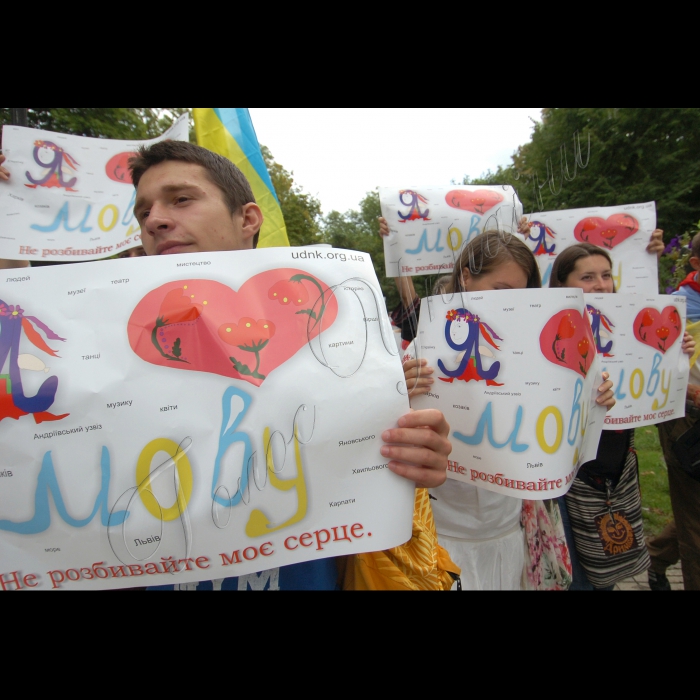 У День незалежності України Президент України Віктор Янукович вшанував пам'ять видатних українців. У Києві глава держави поклав квіти до пам'ятників Тарасові Шевченку та Михайлові Грушевському.
В урочистій церемонії також взяли участь Прем’єр-міністр Микола Азаров, голова Київської міської держадміністрації Олександр Попов, голова Київської обласної держадміністрації Анатолій Присяжнюк, урядовці, громадські та політичні діячі.

