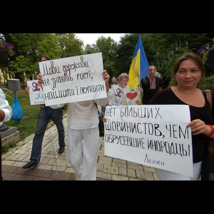 У День незалежності України Президент України Віктор Янукович вшанував пам'ять видатних українців. У Києві глава держави поклав квіти до пам'ятників Тарасові Шевченку та Михайлові Грушевському.
В урочистій церемонії також взяли участь Прем’єр-міністр Микола Азаров, голова Київської міської держадміністрації Олександр Попов, голова Київської обласної держадміністрації Анатолій Присяжнюк, урядовці, громадські та політичні діячі.
